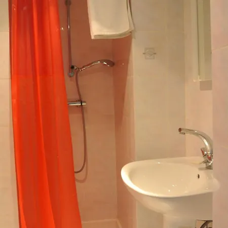 Privée Avec Douche Et Wc *